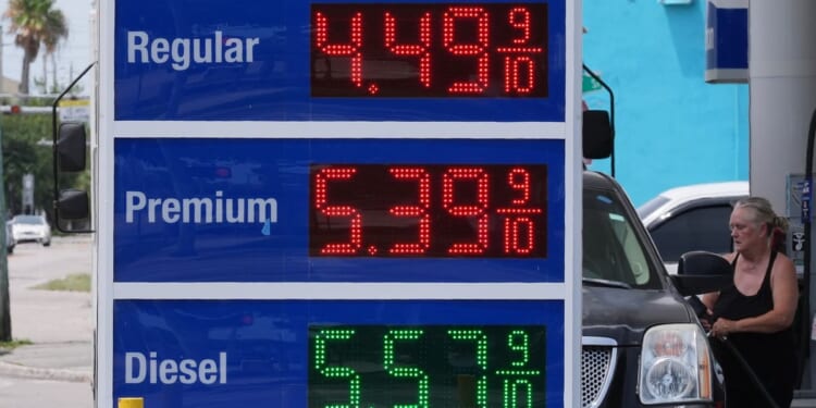 Oil prices dip as markets anticipate potential U.S.-Iran peace deal