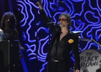 Black Crowes singer booed after mocking fans’ ‘U.S.A.’ chant