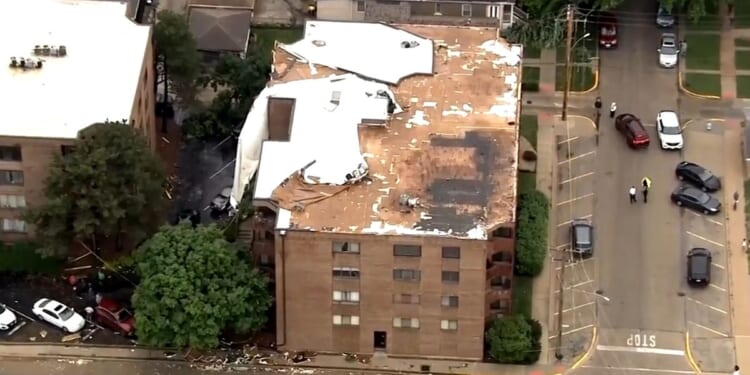 Storms knock out power in the Midwest and disrupt Chicago flights