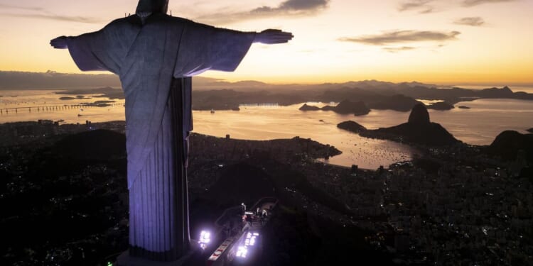 Helicopters collide over Rio de Janeiro, killing 6