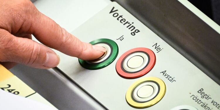 Sweden requires public workers to report migrants not authorized to live there