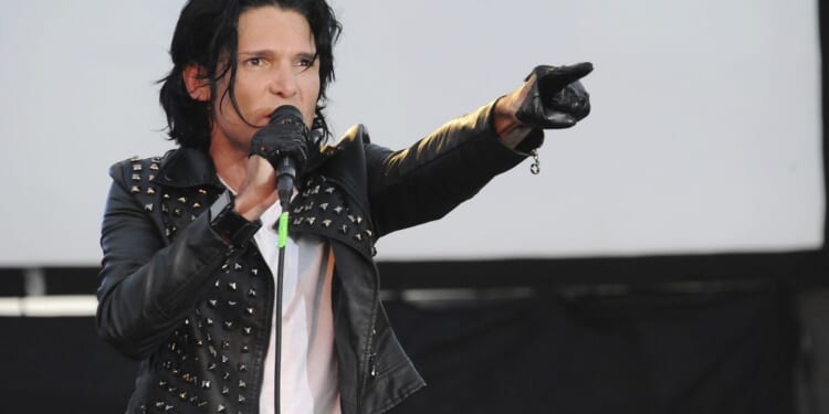 Corey Feldman says food poisoning, not serious illness, caused in-flight medical scare