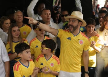 Trump-endorsed de la Espriella holds slim lead in Colombia’s election as rival challenges vote