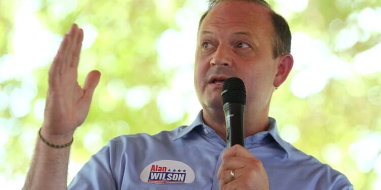South Carolina voters will choose between 2 Trump-backed candidates for governor in runoff