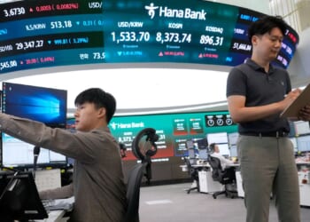 U.S. stocks waver as tech companies slip and oil prices continue falling