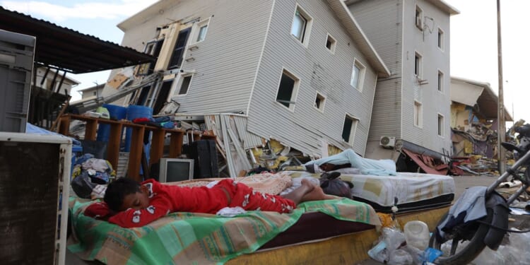 Venezuelans search more earthquake ruins as attention turns to humanitarian crisis