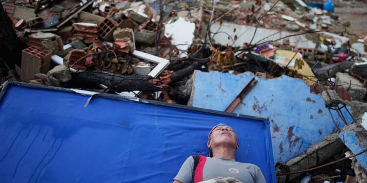 Aid workers warn of infectious diseases, overwhelmed hospitals after Venezuela quakes