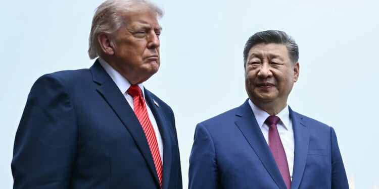 China President Xi Jinping (R) and U.S. President Donald Trump