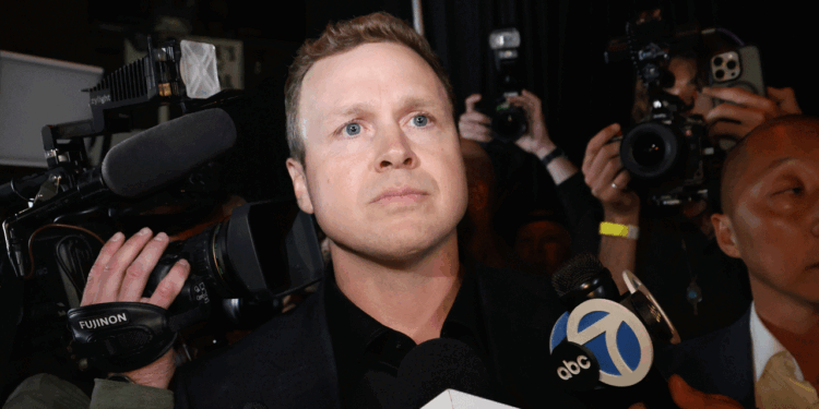 Spencer Pratt surrounded my news outlet mircophones.