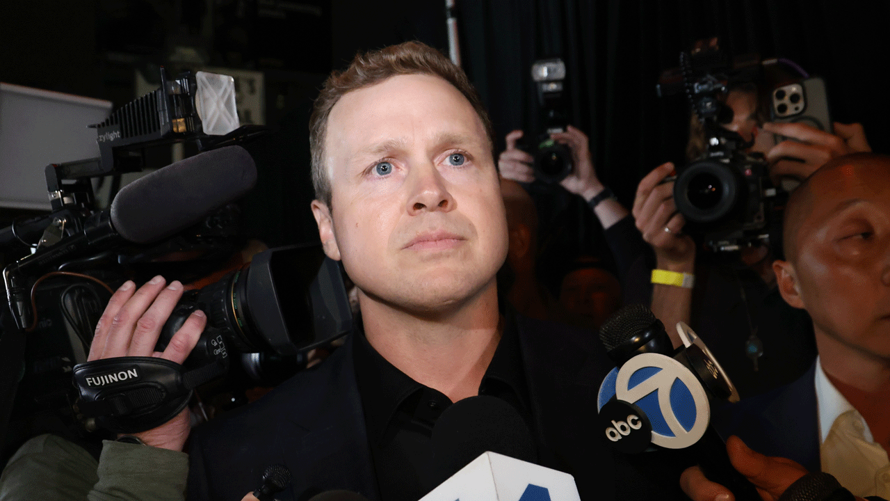Spencer Pratt surrounded my news outlet mircophones.