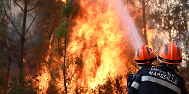 Human-caused climate change made Spanish, French fires much more likely, scientists calculate