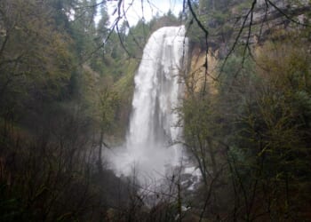 Kentucky man dies after falling 177 feet off Oregon waterfall