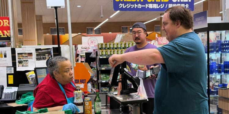 U.S. economy expands at sluggish 1.5% pace in second quarter, but consumer spending stayed strong