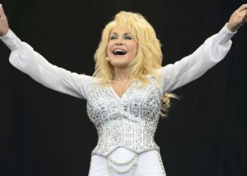 CNN apologizes to Dolly Parton’s family for airing photo of Las Vegas impersonator