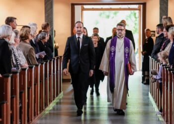 Norwegians line up at churches for emotional memorials remembering the late King Harald V