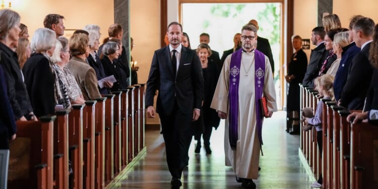 Norwegians line up at churches for emotional memorials remembering the late King Harald V