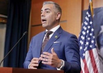 Border issue sizzles in Arizona congressional debate