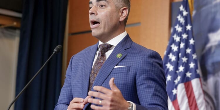 Border issue sizzles in Arizona congressional debate