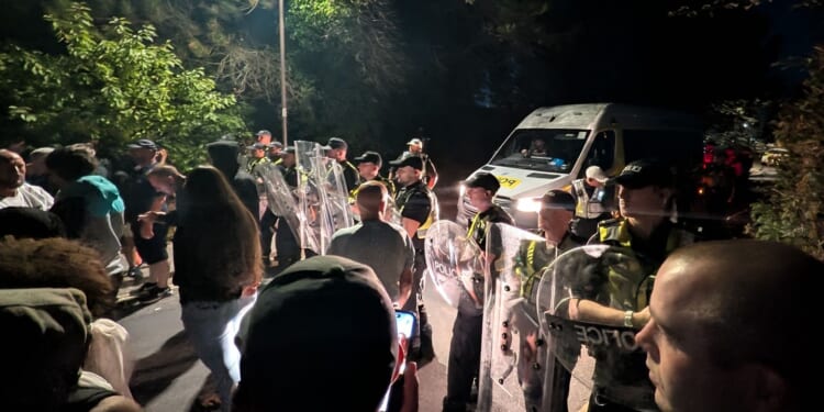 British government condemns anti-migrant protests at ports over Channel boat crossings