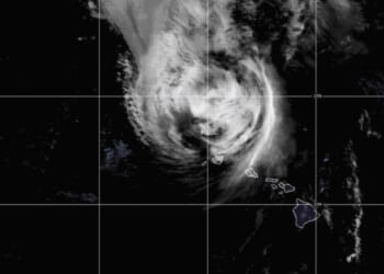 Hawaii's western islands hit by fierce winds and heavy rain from Hurricane Lowell