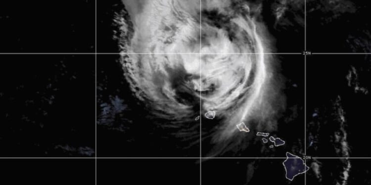 Hawaii's western islands hit by fierce winds and heavy rain from Hurricane Lowell