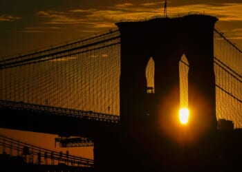 Knife-wielding man on Brooklyn Bridge cables fatally shot after ignoring orders to drop weapon