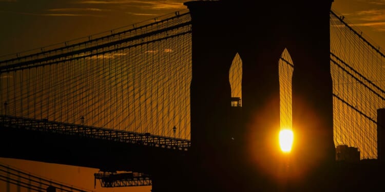 Knife-wielding man on Brooklyn Bridge cables fatally shot after ignoring orders to drop weapon