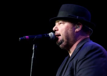 Singer Christopher Cross apologizes to Canadians, blasts Trump amid trade rift