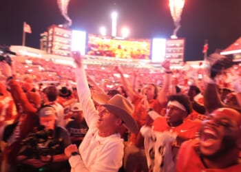 Texas rises to No. 1 as Ohio State, Oregon tumble in Top 25