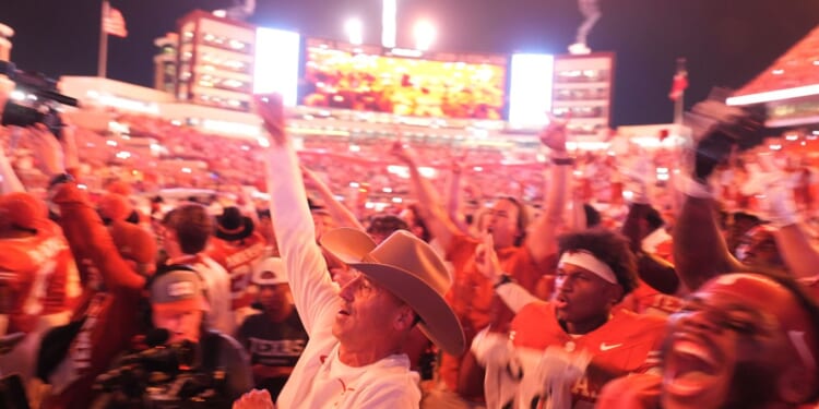 Texas rises to No. 1 as Ohio State, Oregon tumble in Top 25