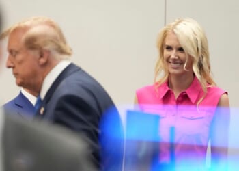 White House aides report $155,000 in total cash gifts