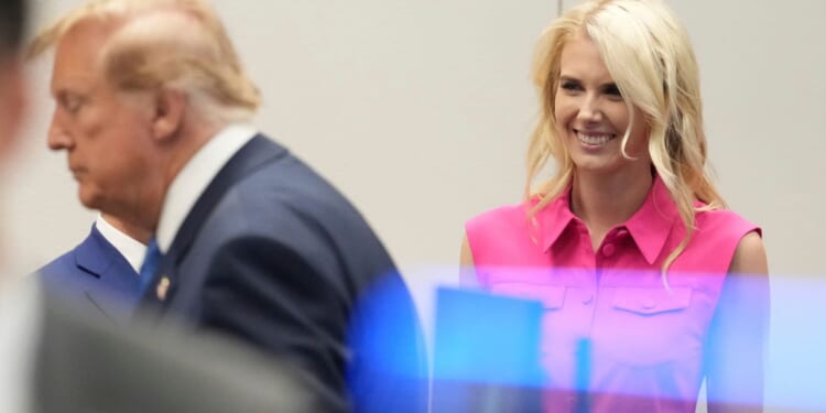White House aides report $155,000 in total cash gifts