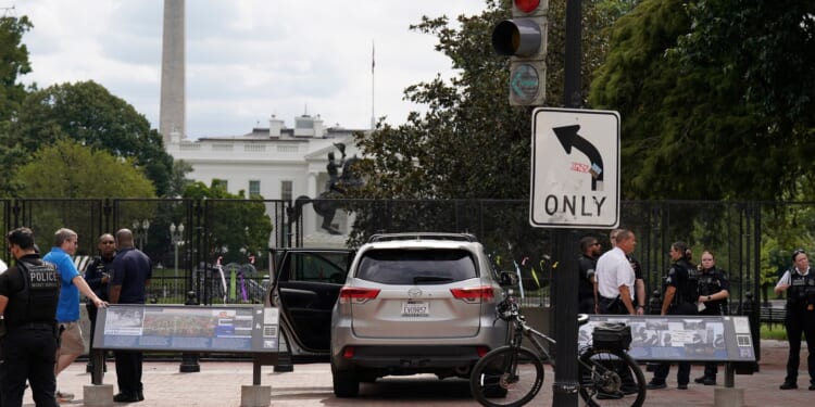 Federal panel gives final approval to new design for White House security screening center